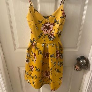 Soprano yellow floral dress. Size Xs